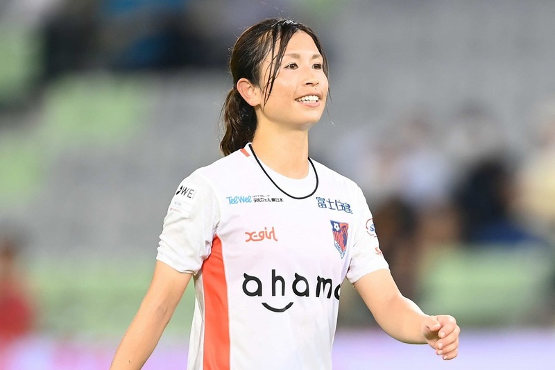 お綺麗です」「かわいい」なでしこ鮫島彩が“サメ”とコラボ