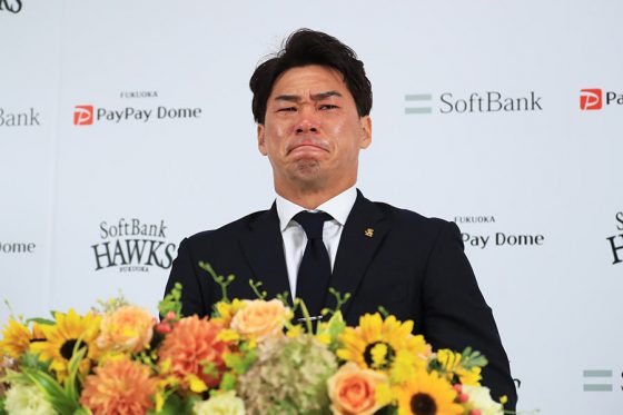 鷹・長谷川勇也が涙の引退会見　登録抹消2日後に決断「もうダメだ、と」