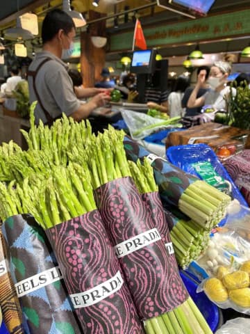 「プラダを着た野菜」人気、上海　食品市場に登場