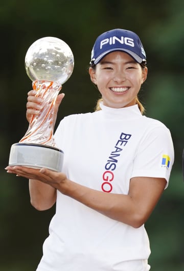渋野日向子、19年以来の5勝目　女子ゴルフ、プレーオフ制す