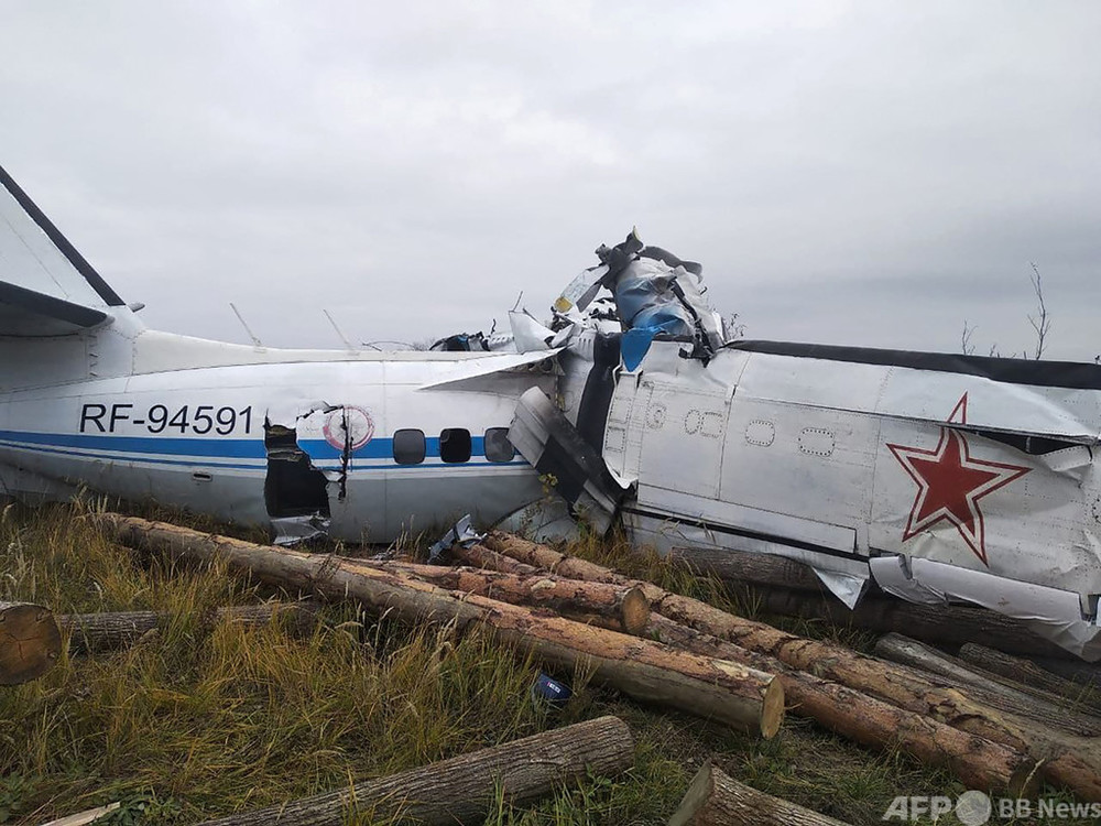 ロシア中部で22人搭乗の航空機墜落、16人死亡 非常事態省
