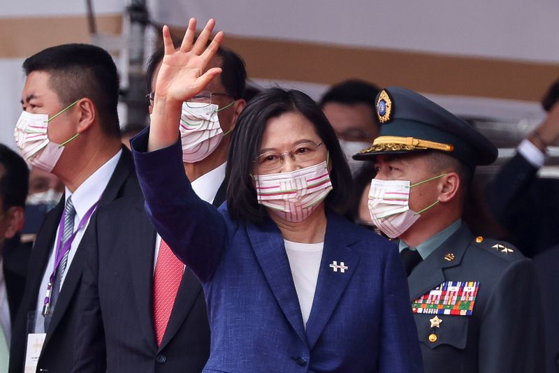 台湾総統「中国の圧力に屈せず」、防衛力さらに強化へ