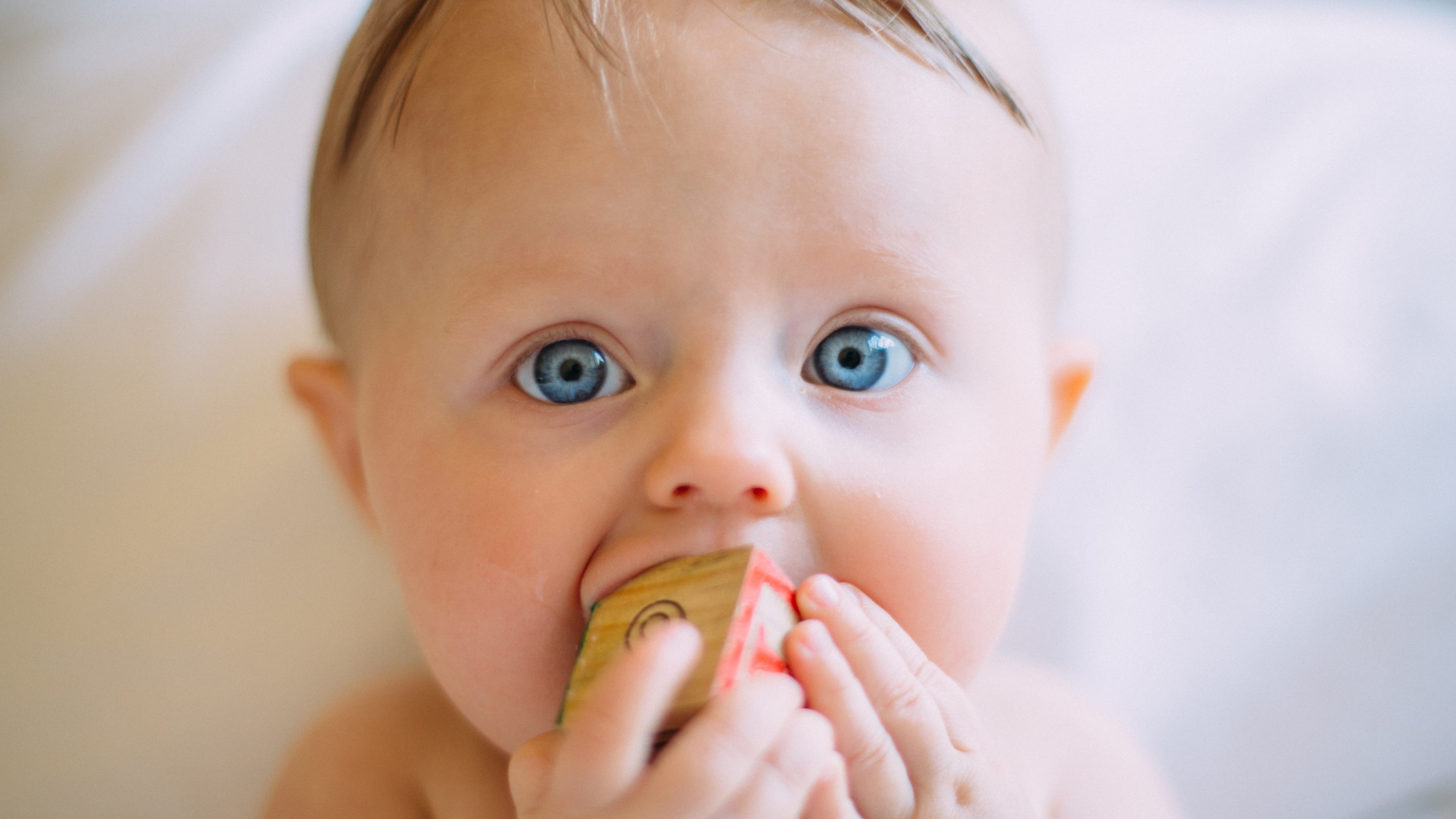 赤ちゃんの体内には“成人の10倍以上”のマイクロプラスチックが侵入している | 新生児の胎便からも検出