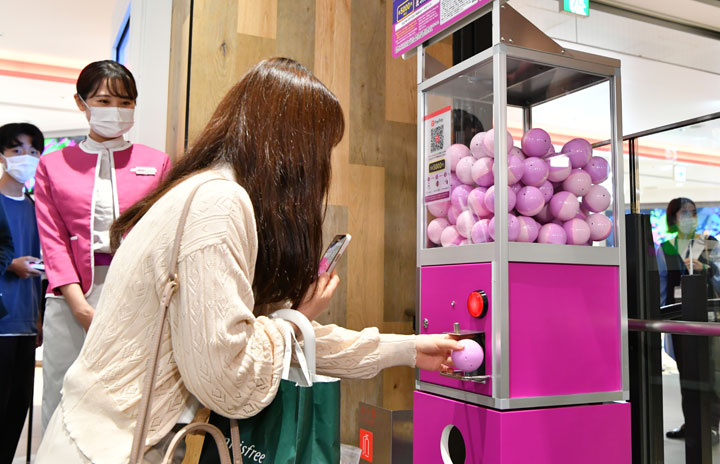 ピーチ、渋谷パルコで行き先選べない「旅くじ」　カプセル自販機で販売