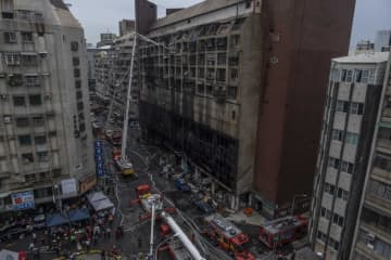 台湾・高雄で火災、46人死亡　41人負傷、商業住宅ビル