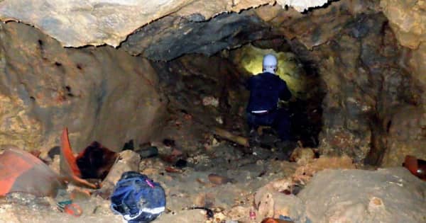 下水道の工事中に発見され、骨が見つかった「ガマ」　不発弾も見つかり調査中止