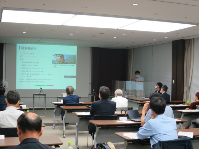 斎藤幸平・大阪市立大学准教授が講演　「脱成長」をキーワードに、公平で持続可能な社会を