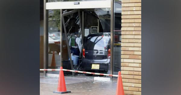 佐賀銀行に車突入、男逮捕　直後に行員殴った疑い