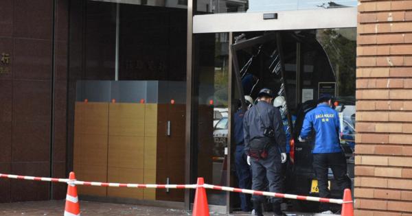 佐賀銀行本店に車突入　運転の59歳、行員を殴った容疑で逮捕