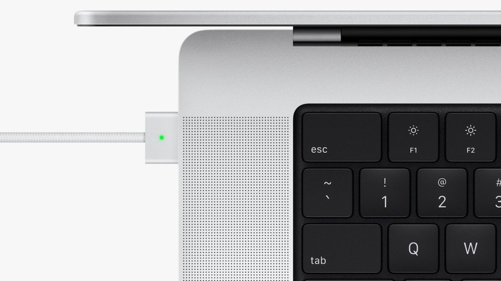 アップル、MagSafeコネクタを新MacBook Proで復活