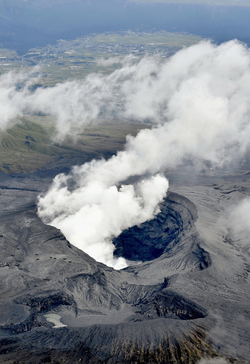 阿蘇山噴火、噴火警戒レベルは３　熊本県の中岳第一火口　10月20日11時43分