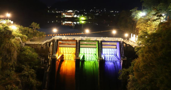 高遠ダムをロゴカラーでライトアップ 長野県企業局60周年企画で