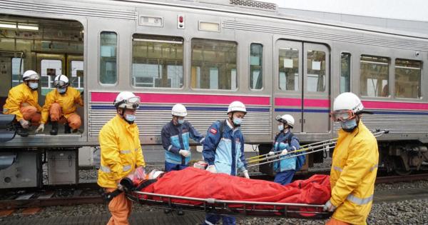 京王電鉄、けが人救出や乗客誘導の訓練　倒木による列車脱線想定