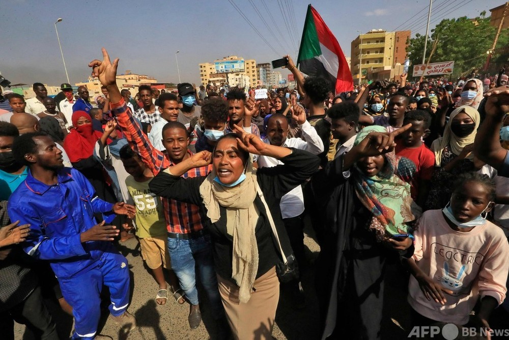 スーダンで「クーデター」 軍部隊が首相ら拘束 情報省