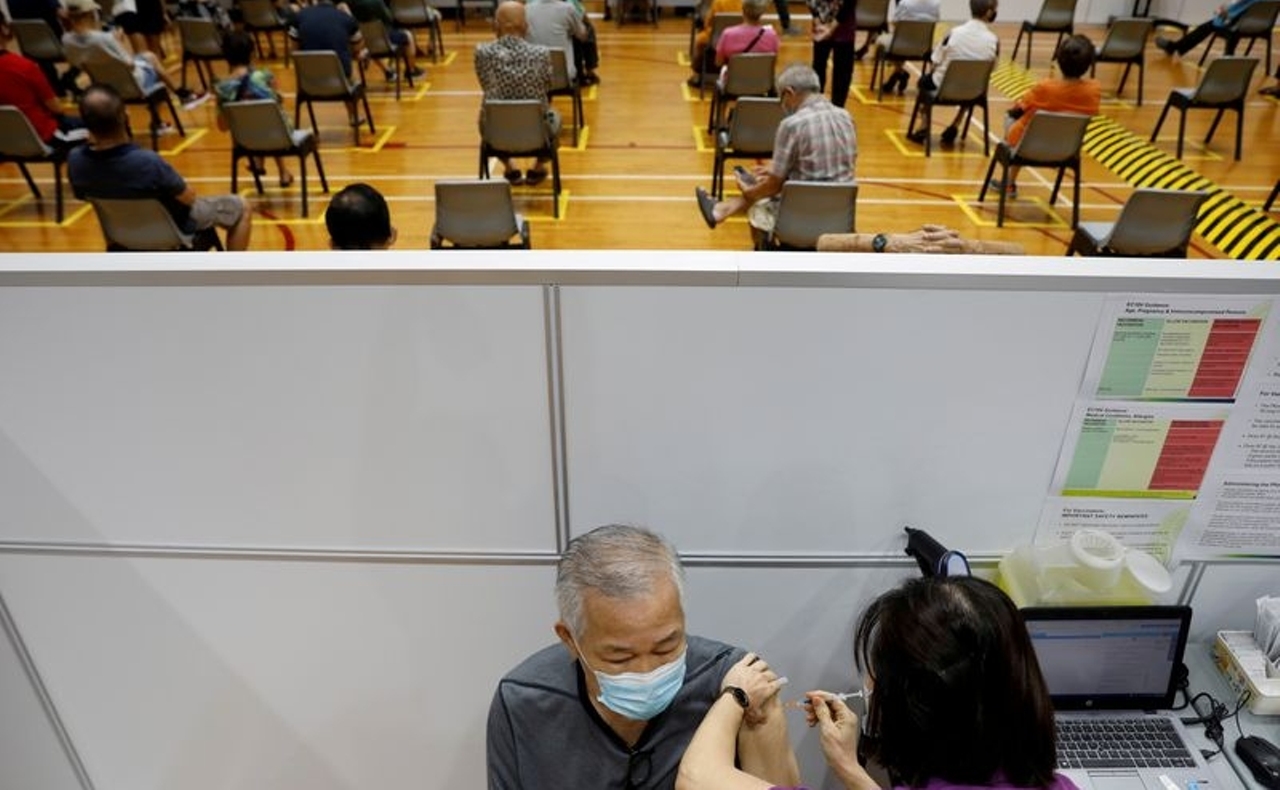 焦点：コロナワクチン普及のシンガポール、規制緩和で死者増加 - ロイター