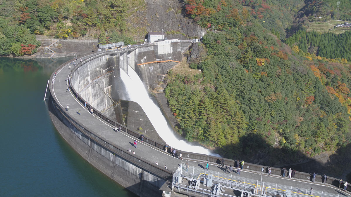 巨大ダムの放流をライブ配信、ドローン空撮も　九州電力の上椎葉ダム