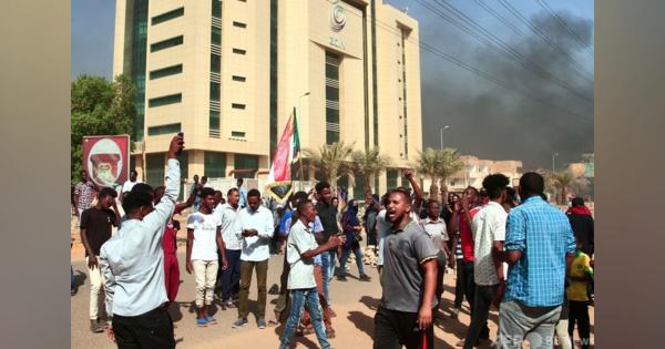 スーダン軍部隊がデモ隊に「実弾を発砲」 情報省