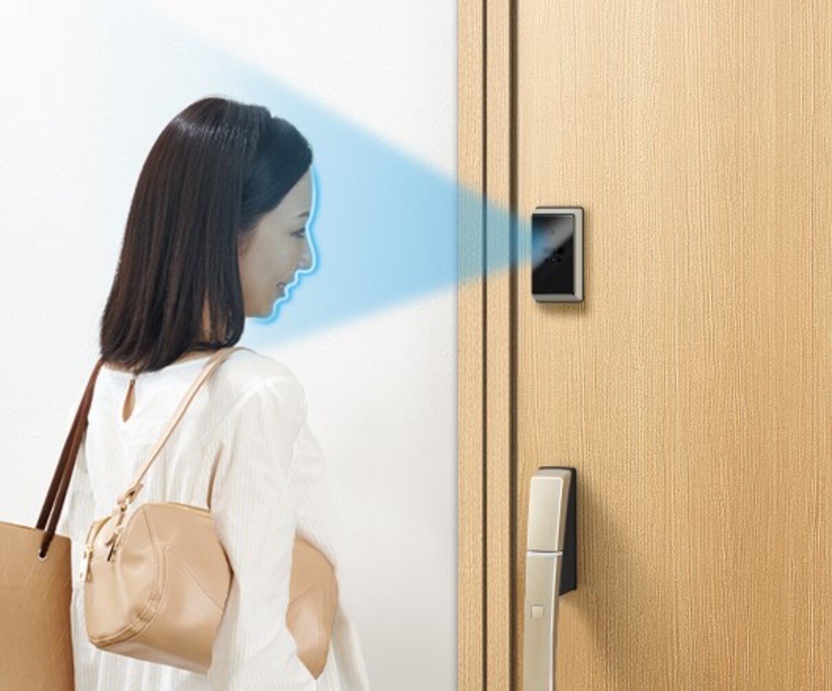 YKK AP、「顔認証」で施解錠できる玄関ドアを発売　顔登録は最大20人まで
