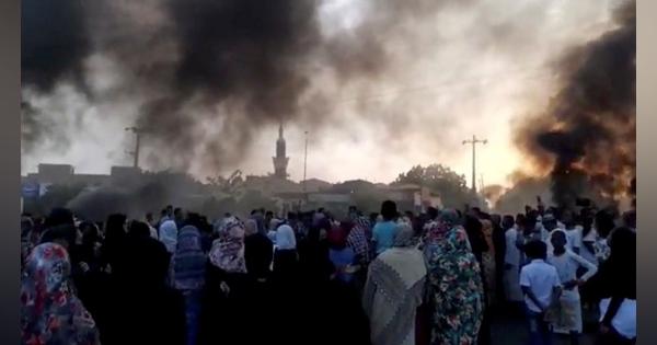 スーダン軍が政権掌握、非常事態を宣言　抗議デモ隊に死者も