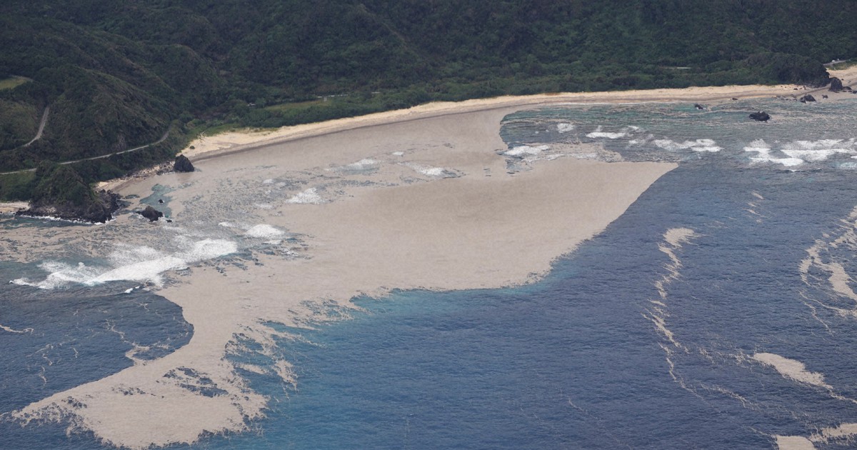 沖縄、広がる軽石被害　養殖の魚が大量死　県が除去方法を検討
