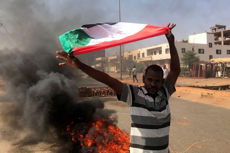スーダン軍トップがクーデターを正当化、「内戦回避」を強調