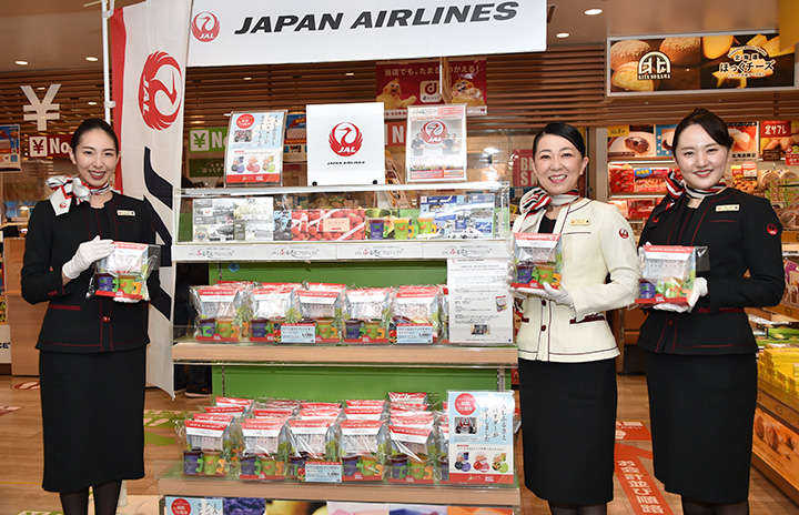 JALのどさんこCA、北海道菓子をPR　自ら選んだ詰め合わせ、1000セット限定