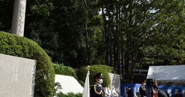 殉職警察官47人の冥福祈る　岡山県警が慰霊祭、祭壇に献花