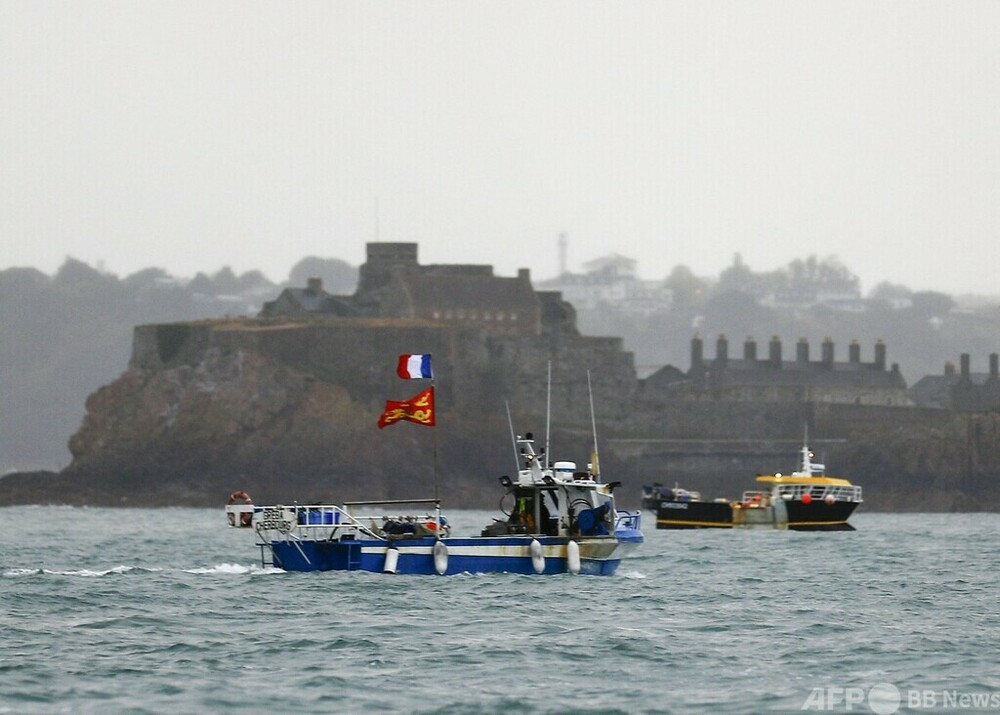 仏、英に貿易制裁を警告 英仏海峡の漁業権めぐり