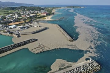 「前例ない作業」漁港で軽石撤去　沖縄、海岸に大量漂着