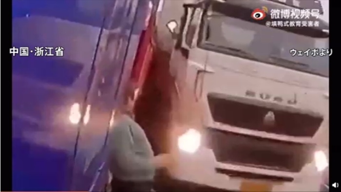 猛スピードですり抜けトラックと男性が接触、事故の瞬間映像