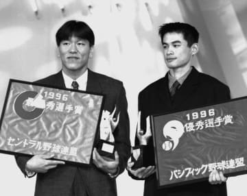 ＜あのころ＞松井とイチローにMVP　プロ野球の表彰式