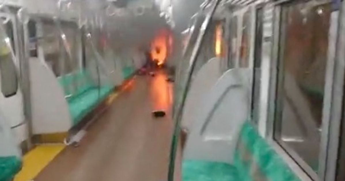 京王線火災、発生直後を捉えた動画。逃げる人々、炎、声かけあって避難する乗客を映す