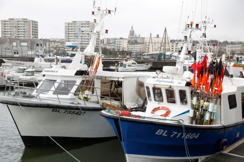 仏大統領、漁業権巡る英への制裁発動を延期　「交渉の継続必要」
