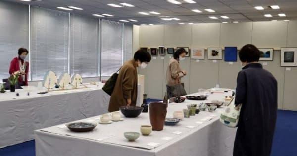 歳末助け合い美術展が開幕　次々に入札、7日まで山陽新聞社
