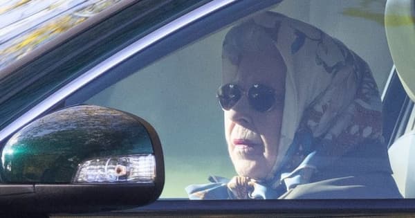 エリザベス英女王、ウィンザー城近くをドライブ　医師の助言で静養中