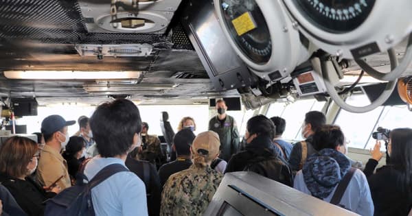「日本の中の米国」楽しむ　横須賀基地見学ツアーに20人　空母艦載機格納庫や司令部庁舎も見学
