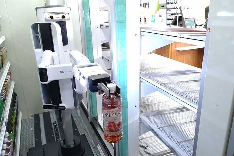 【動画あり】飲料を１日1000本補充、ファミマ社長がＡＩ陳列ロボットに抱く期待