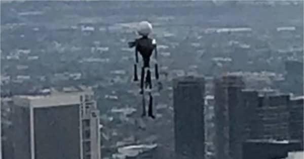米ロサンゼルス上空に人の形をした物体、FBIが捜査　「風船かも」