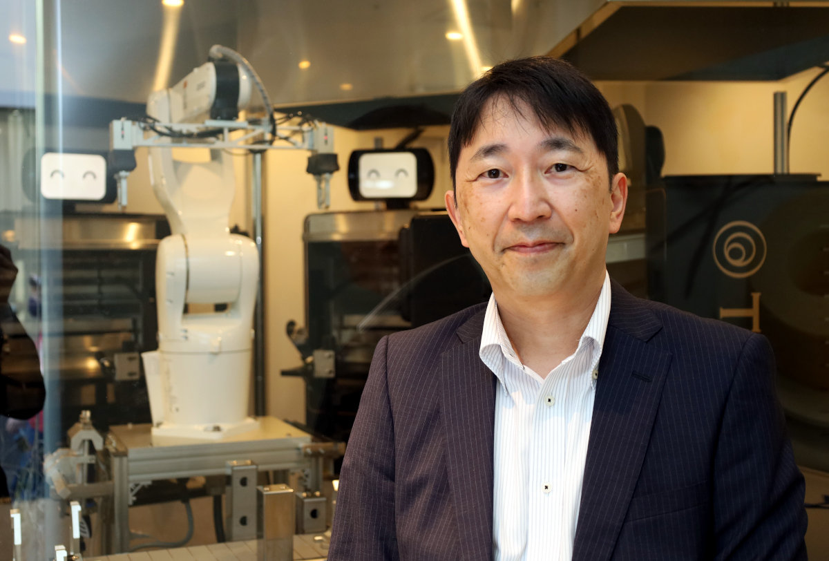 “日本のバウムクーヘンの祖”が取り組むロボットとAIによる新たな作り方