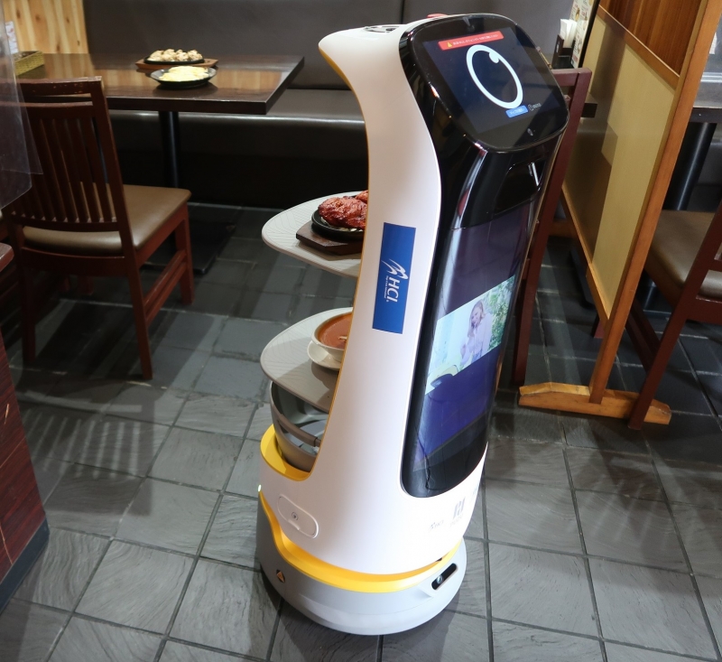 飲食店、ホテル、介護施設に広がるか。配膳・案内ロボットをリース・レンタルで売り込む
