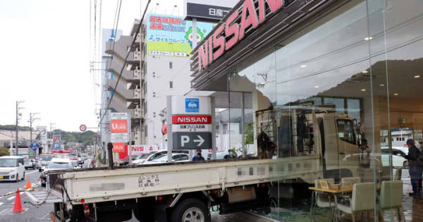呉で無人トラックが自動車販売店に突っ込む　サイドブレーキ不十分か