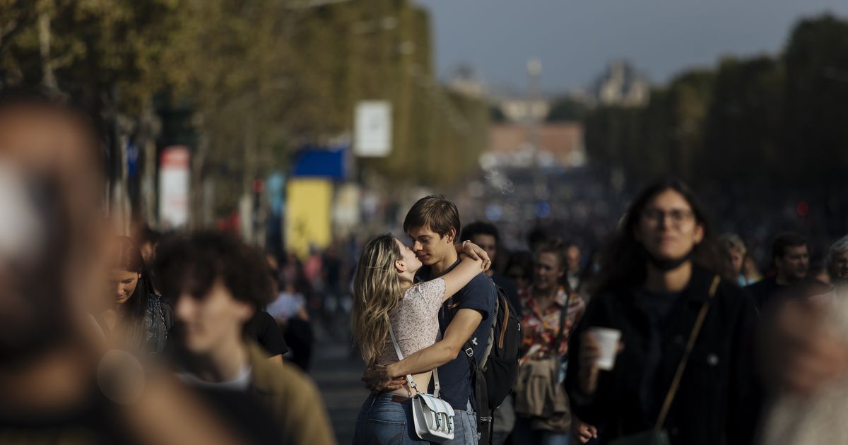 【パリの窓】コロナ時代、悩ましい「あいさつのキス」