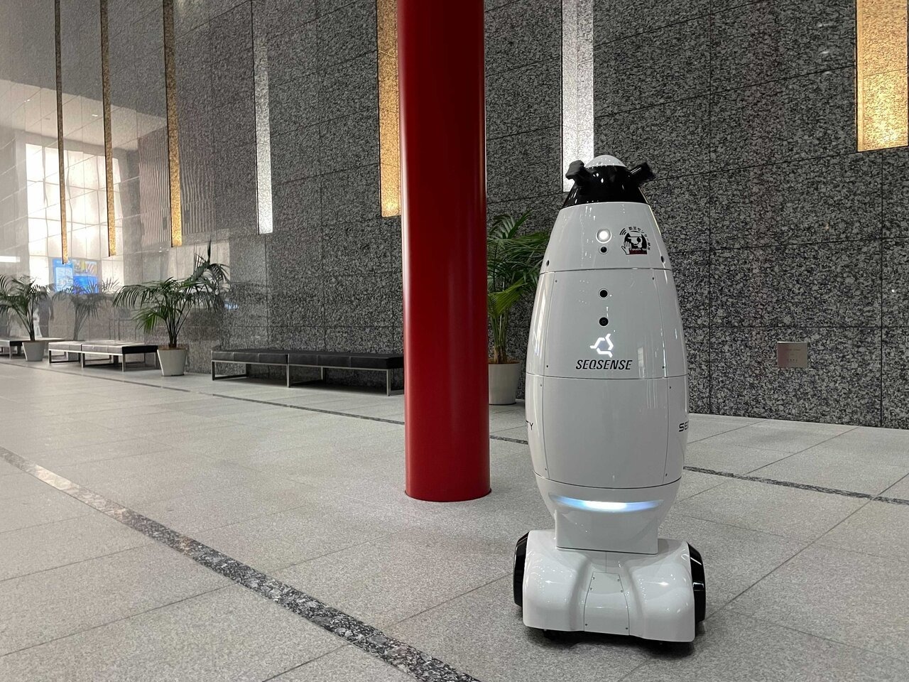 オリナスタワー・新宿センタービルで自律移動型警備ロボット「SQ-2」の実証実験が実施