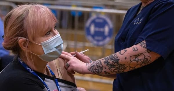 英イングランド、医療従事者にワクチン義務付け　新型コロナウイルス