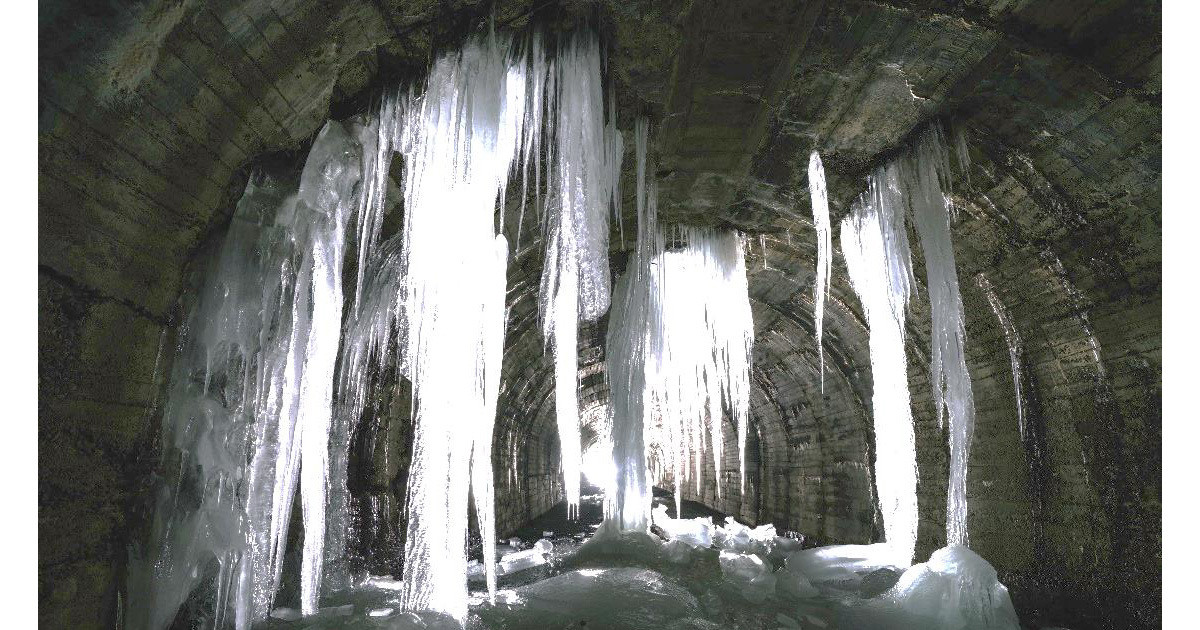【幻想的】トンネル跡地の「巨大氷柱」を目指す「冬のトレッキング」登場