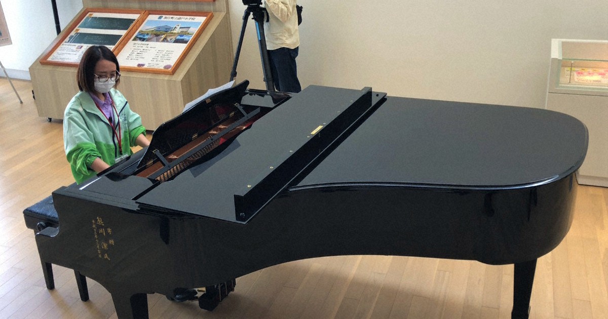 浪江・請戸小のピアノ、原子力災害伝承館に　卒業生が校歌演奏