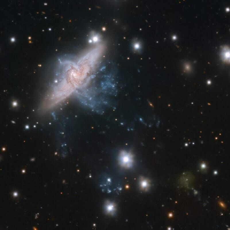 重なる渦巻銀河と星空に秘められた淡い銀河、ヨーロッパ南天天文台が公開