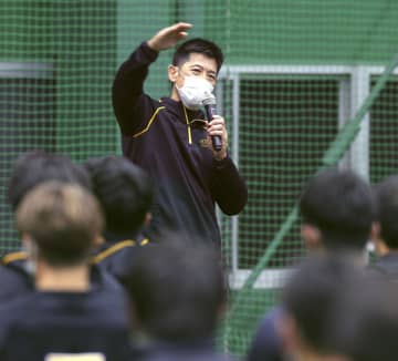 阪神、矢野監督「刺激与える」　甲子園で秋季練習開始
