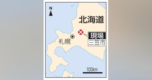 北海道で道路7m陥没、3人けが　乗用車が転落