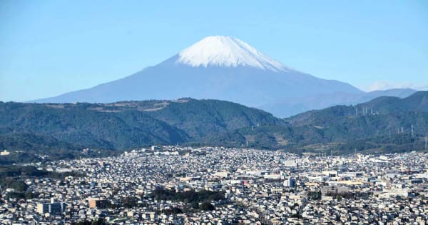 秋晴れに雪化粧の富士山　秦野・権現山　神奈川
